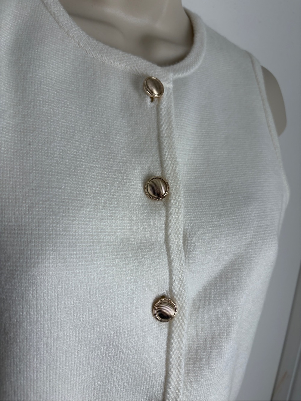 Abercrombie & Fitch Cream Sleeveless Button Front Shell Top (Size Small) - Picture 4 of 4